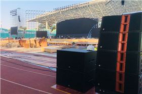 為什么說體育擴聲采用專業的面陣列音箱【爵士龍音響】