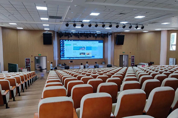 河源市福星中學(xué)多功能廳采用爵士龍雙12寸線陣音箱系統(tǒng)