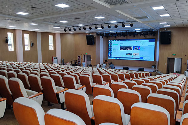 河源市福星中學(xué)多功能廳采用爵士龍雙12寸線陣音箱系統(tǒng)